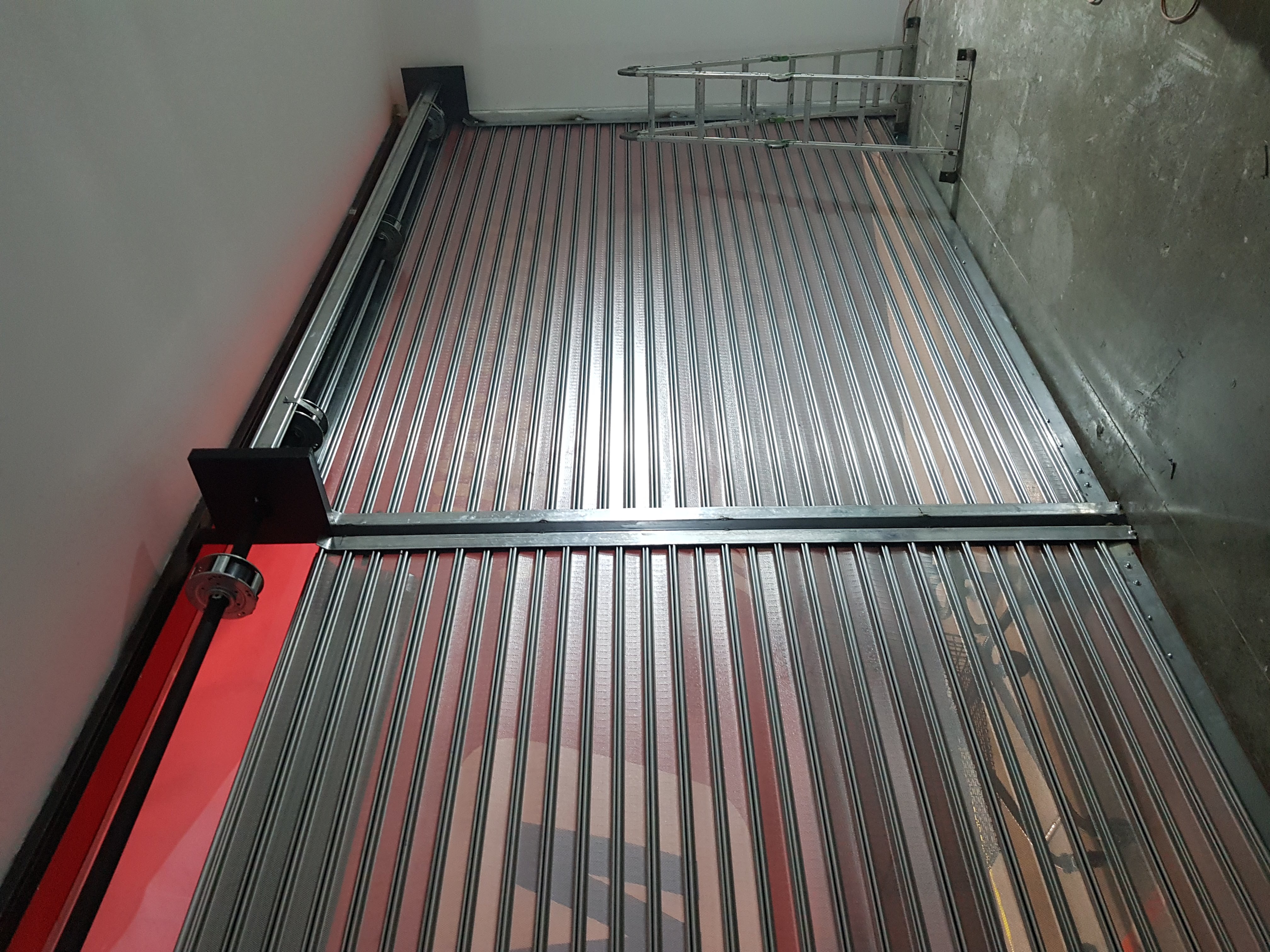 Cortina metálica sobre mesa de trabajo en taller AbraFácil