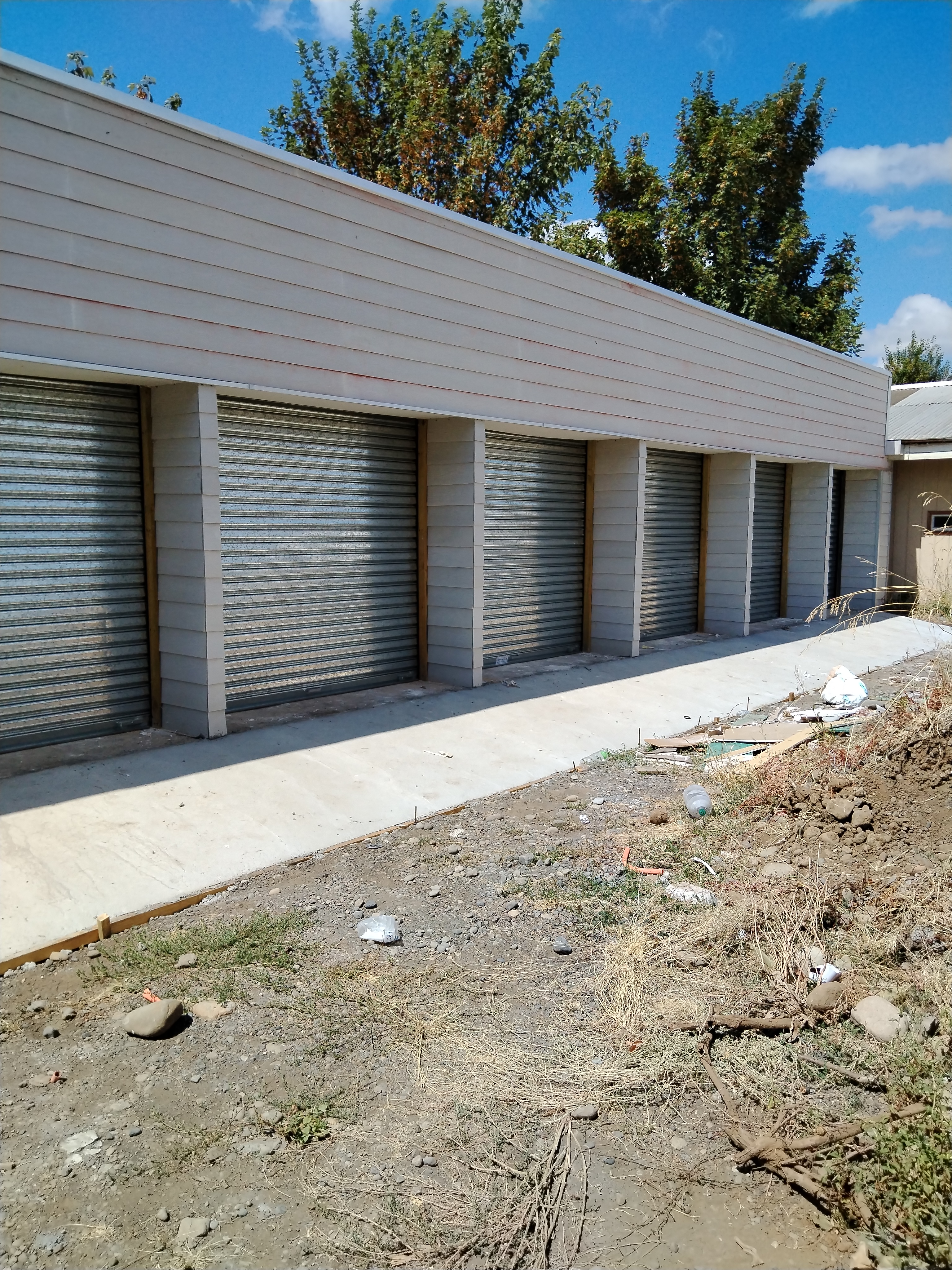 Hilera de cortinas metálicas instaladas en bodegas modulares