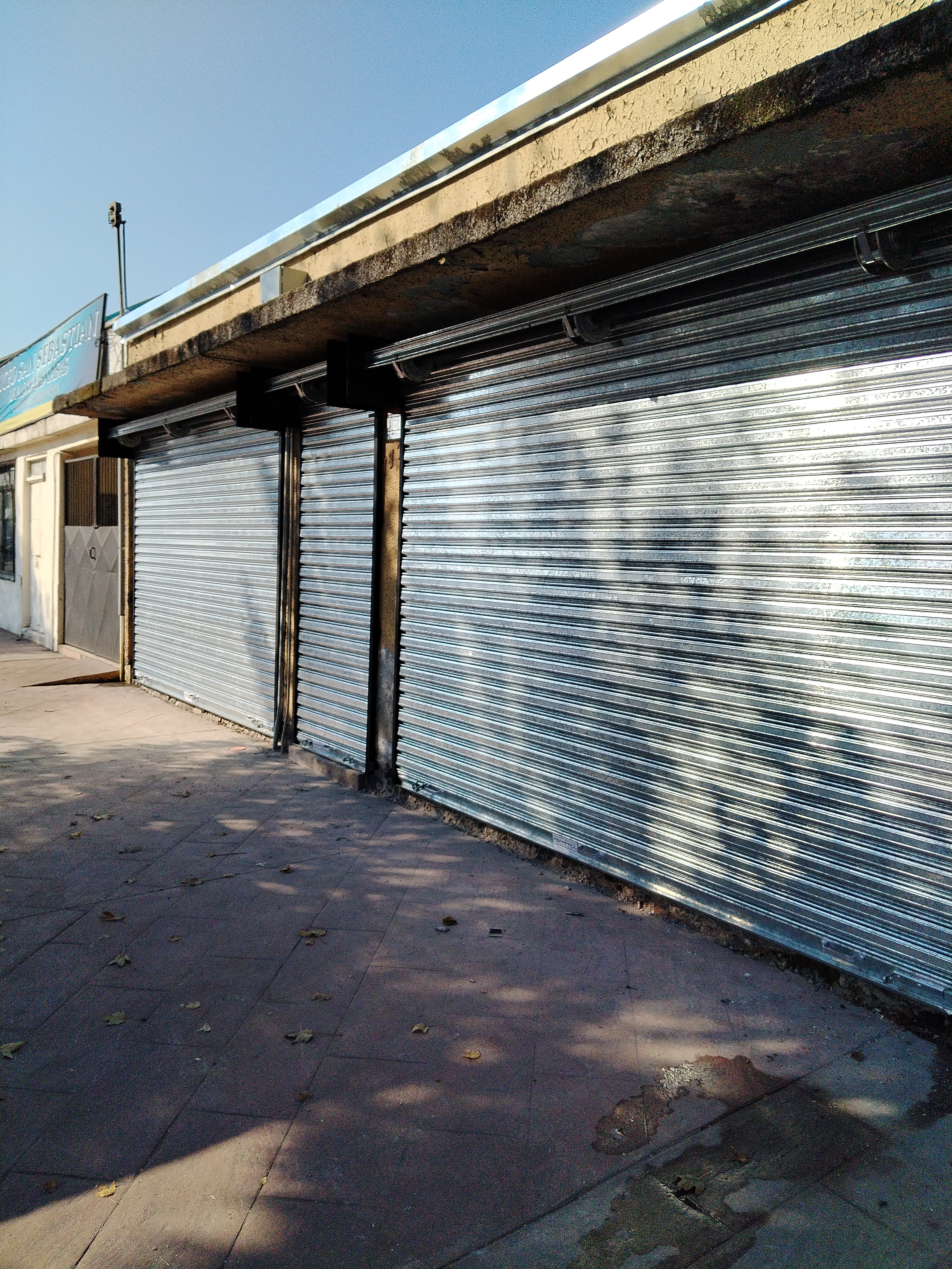 Cortinas metálicas emballetadas en serie de locales comerciales
