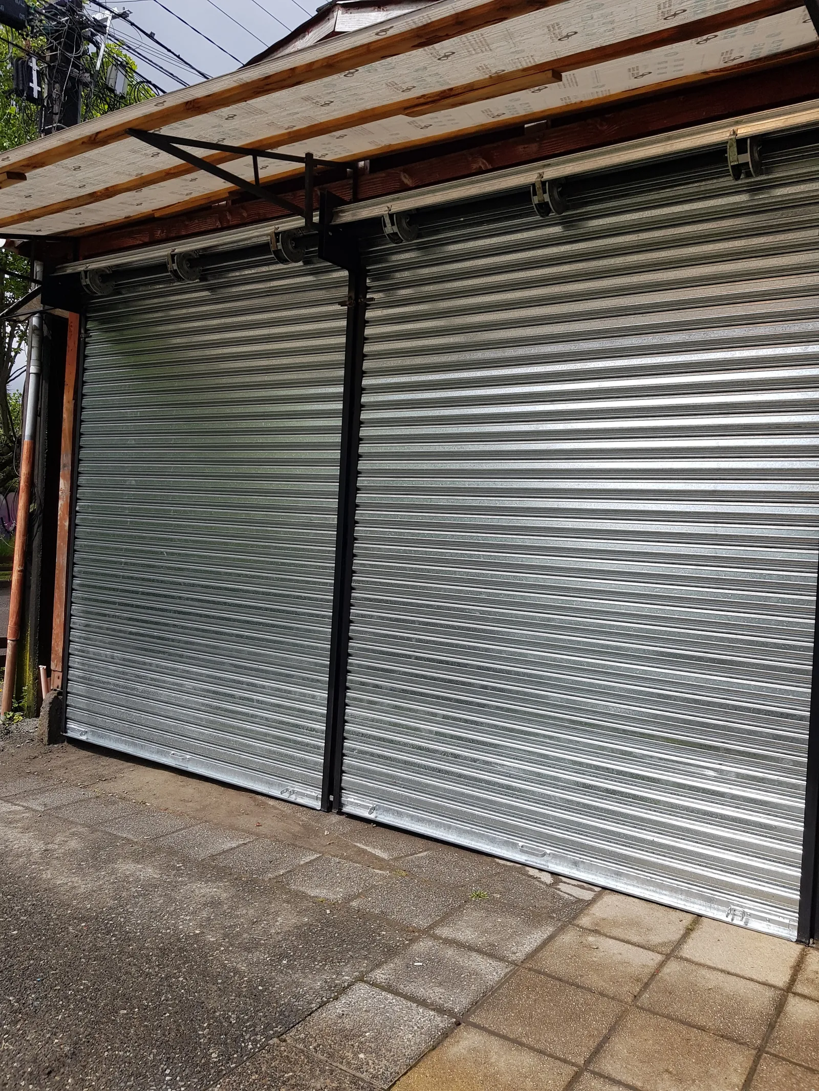 Cortinas metálicas emballetadas nuevas en local comercial