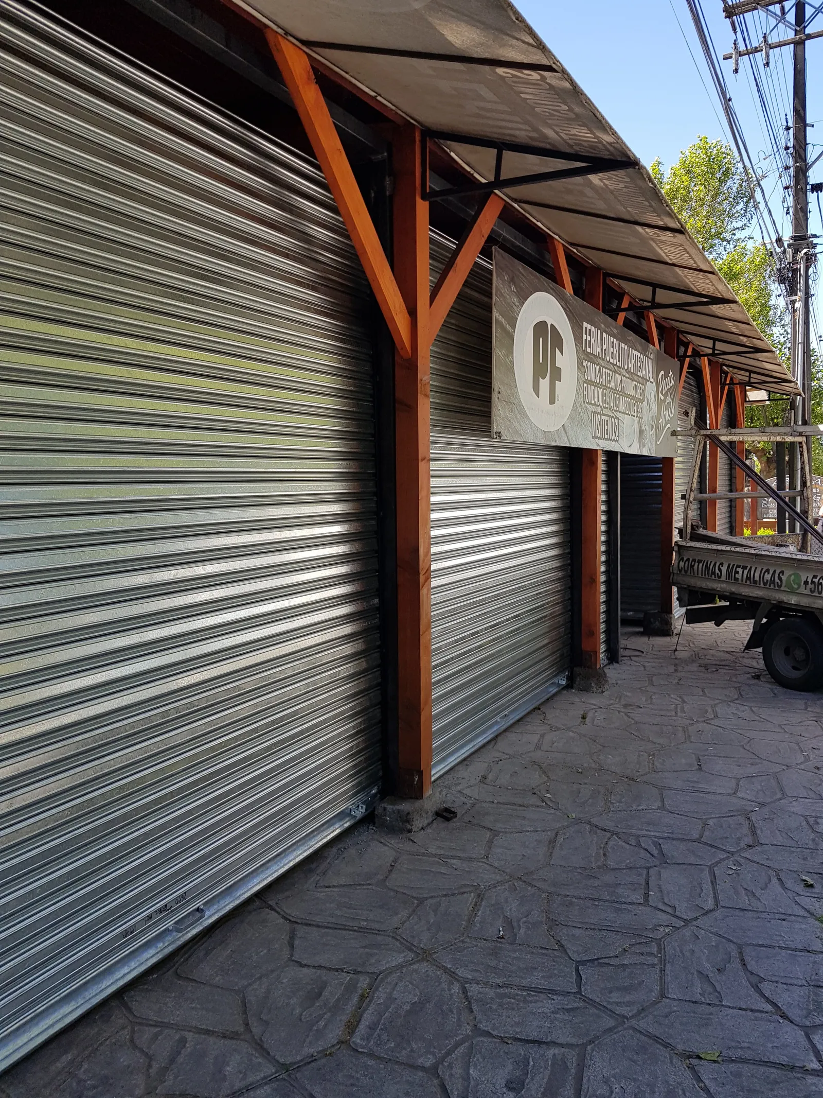 Cortinas metálicas emballetadas instaladas en estructura comercial