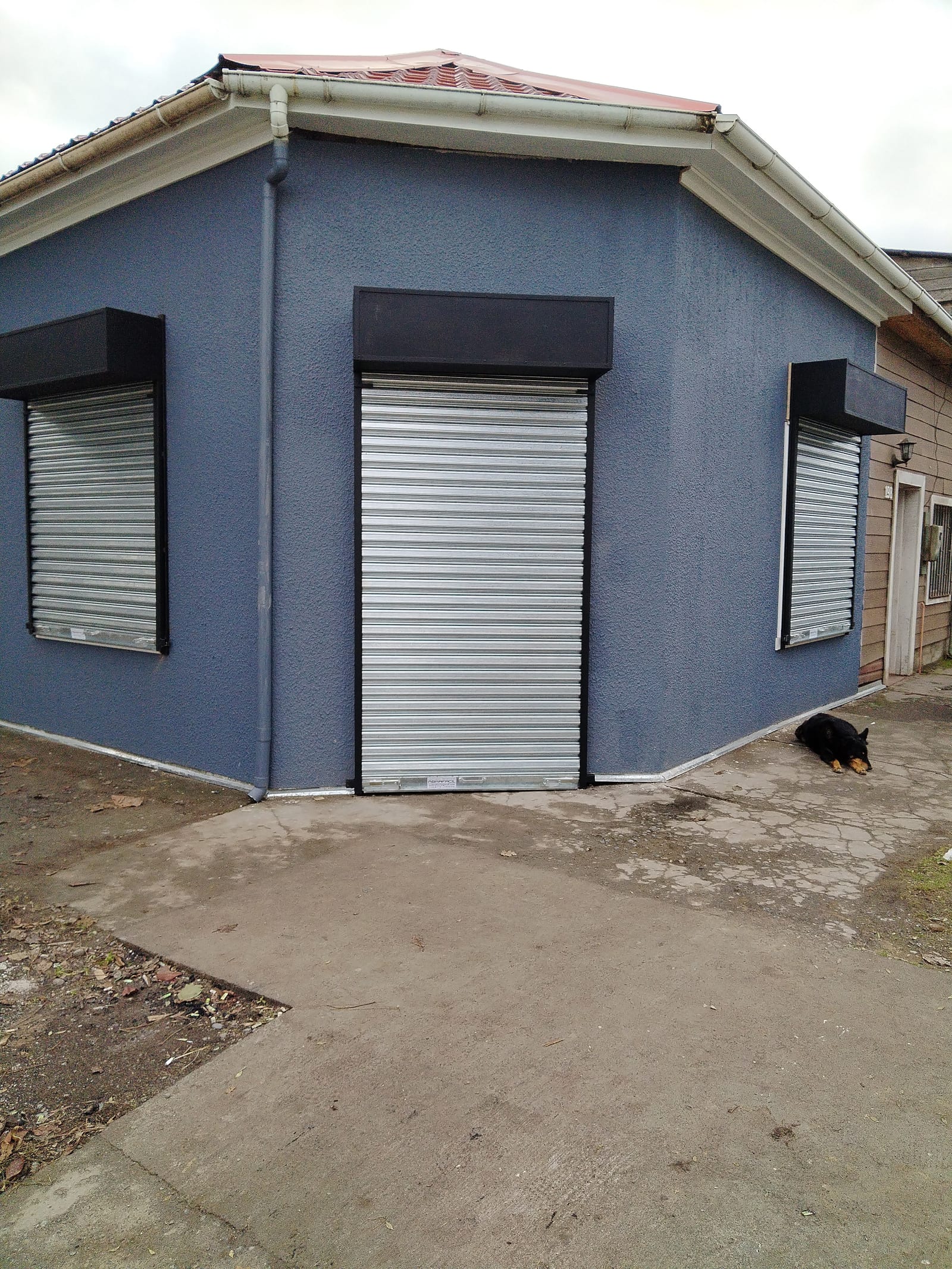 Tres cortinas metálicas instaladas en fachada de local esquina