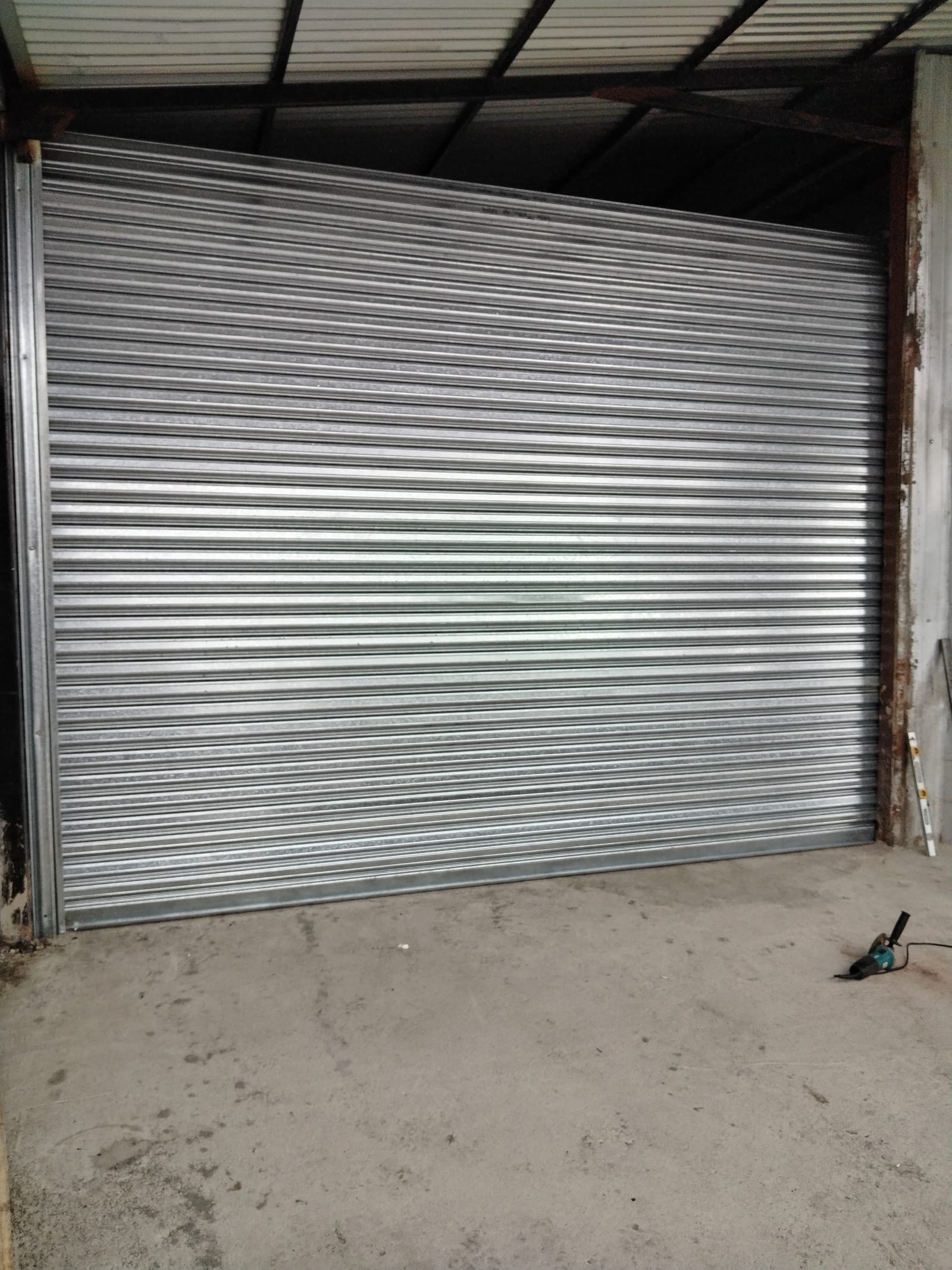 Cortina metálica de gran formato para acceso industrial